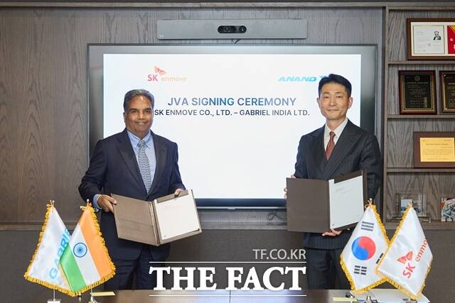지난 15일 서울 종로구 SK서린빌딩에서 김원기(오른쪽) SK엔무브 사장과 마헨드라 고얄(왼쪽) 아난드그룹 사장 겸 최고경영자가 합작법인 설립 계약을 체결한 후 기념사진을 촬영하고 있다. /SK이노베이션
