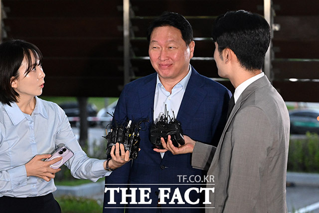 최태원 SK그룹 회장이 16일 오후 서울 강서구 서울김포비즈니스항공센터에 도착해 미국 출국 전 취재진 질문에 답하고 있다. /남용희 기자