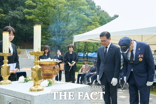 16일 천안보훈공원에서 열린 제3회 천안시 무공수훈자의 날 기념행사에서 참석자들이 국가유공자의 숭고한 희생을 기리고 있다. /천안시