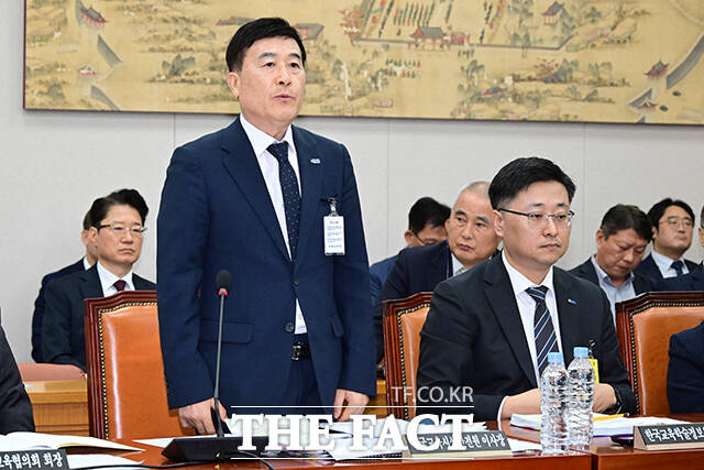 허성우 한국교육시설안전원 이사장이 한국교육시설안전원 기획조정실이 야당 교육위원회 소속 의원실에 국정감사 질의 요청서를 발송한 것에 대해 사과하고 있다.