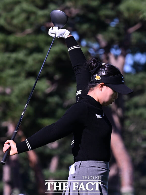 임희정이 16일 경기 양주 레이크우드CC에서 열린 KLPGA(한국여자프로골프)투어 상상인·한경 와우넷 오픈 2025 1라운드 경기에 참가해 1번홀 티샷을 준비하며 스트레칭하고 있다. /양주=이새롬 기자