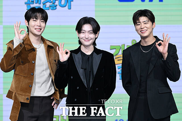 가수 손태진과 김용빈, 박지현(왼쪽부터)이 16일 오전 서울 마포구 상암DMC푸르지오 S-city 쇼킹케이팝센터에서 열린 ENA 새 예능 길치라도 괜찮아 제작발표회에 참석해 포즈를 취하고 있다. /서예원 기자
