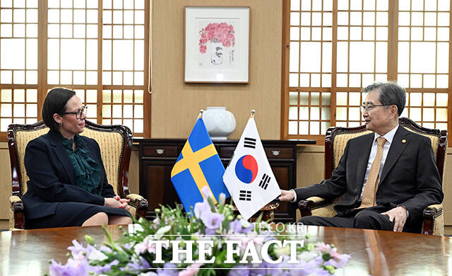 조현 외교부 장관(오른쪽)이 16일 오전 서울 종로구 외교부 청사에서 말메르 스테네르가드 스웨덴 외교부 장관과 면담을 갖고 있다. /임영무 기자