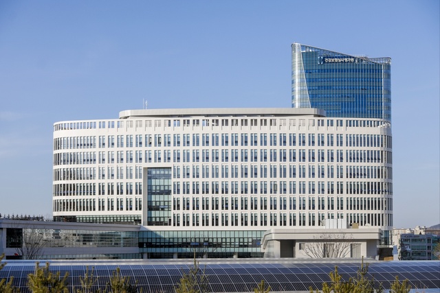 올해 2월 감사원의 지적 이후에도 건강보험심사평가원이 노인학대 병원 관련 제도 개선을 미루고 있다는 비판이 제기된다. 사진은 건강보험심사평가원 전경. /건강보험심사평가원