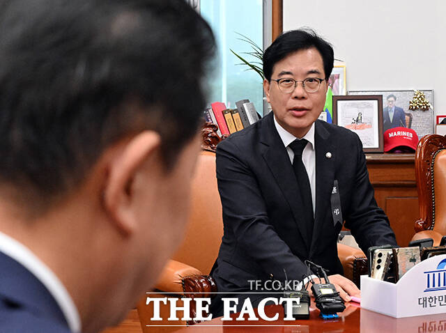 송언석 국민의힘 원내대표가 16일 자당 소속 의원들이 제기하는 김현지 대통령실 제1부속실장 관련 의혹에 당 차원의 사실관계 확인이 필요하지 않다는 입장을 밝혔다. /국회=배정한 기자