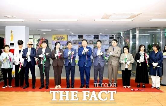 지난 13일 경기 파주시 물향기마을 3단지에서 열린 2025년 다함께돌봄센터 합동 개소식에 참석한 김경일 경기 파주시장을 비롯한 내외빈들이 테이프 커팅을 진행하고 있다. /파주시