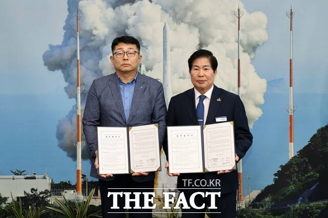 고흥군이 16일 한국전기안전공사 전남동부지사와 전기안전관리 협력체계 구축 및 전기재난 제로화를 위한 업무협약을 체결하고 있다. /고흥군