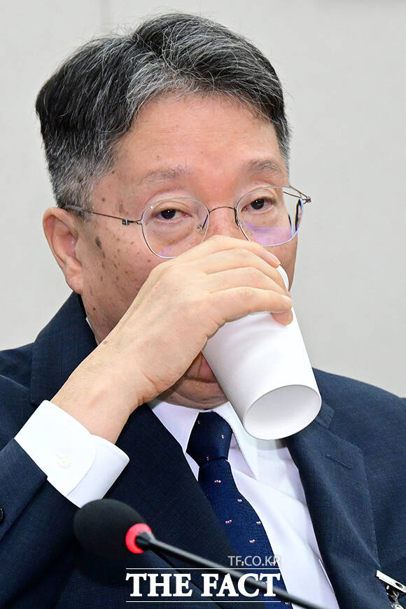 물 마시는 김낙년 한국학중앙연구원장.