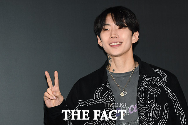 가수 박재범이 유방암 인식 향상 캠페인에서 자신의 곡 몸매로 축하 무대를 꾸민 것이 공개돼 거센 비판을 받았다. /더팩트 DB