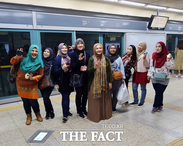 서울시는 외국인 관광객의 대중교통 이용 불편 해소를 위해 EMV규격의 오픈루프 기반 교통결제 시스템 도입을 단계적으로 추진한다./서울교통공사