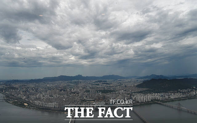 금요일인 17일 밤부터 토요일인 이튿날 오전까지 전국 대부분 지역에 다시 비가 내린다. /임영무 기자