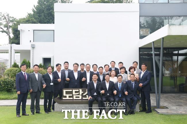 김동연 경기도지사와 김진경 도의회 의장 등이 13일 도담소(옛 지사 공관)에서 여야정협치위원회 협약식을 마친 뒤 기념촬영을 하고 있다./경기도