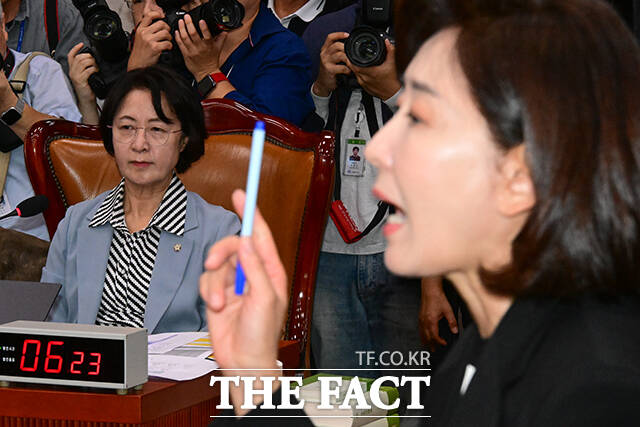 김현지 대통령실 제1부속실장의 증인 출석 여부를 둘러싼 논란이 블랙홀처럼 국감 정국을 달구고 있다. 사진은 더불어민주당 소속 추미애 국회 법제사법위원장과 나경원 국민의힘 의원./남윤호 기자