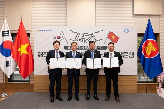 지난 15일 서울 종로구 소재 주한베트남대사관에서 (왼쪽부터) 조장균 농협은행 외환사업부장, 엄을용 농협은행 기업금융부문 부행장, 부 호 주한베트남대사, 응우옌 쩐 흥 재한베트남유학생총회 회장이 베트남 유학생의 금융지원 강화를 위한 업무협약을 체결한 것을 기념해 사진촬영을 하고 있다. /NH농협은행