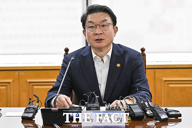 이억원 금융위원장이 생명·손해보험협회 및 주요 보험사 20곳 최고경영인(CEO)과 간담회를 진행했다. /임영무 기자