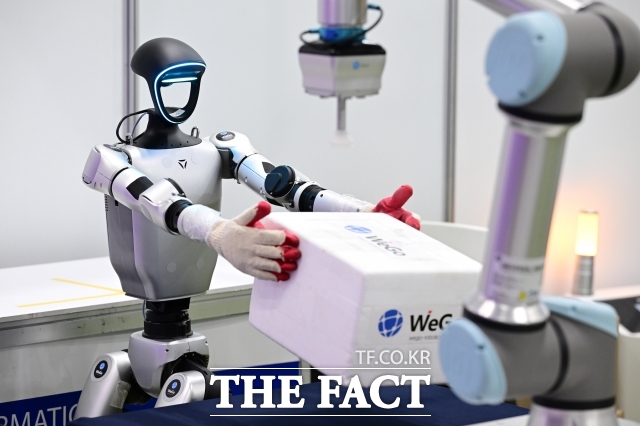 기후에너지환경부와 한국지속가능발전기업협의회는 16일 그랜드 인터컨티넨탈 서울 파르나스에서 제7회 지속가능기업혁신 토론회를 열었다. 사진은 지난 6월 11일 열린 2025 스마트테크코리아에 전시된 휴머로이드 로봇. / 더팩트 DB