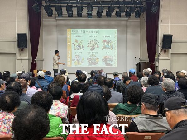 대덕구노인종합복지관이 16일 복지관 2층 대강당에서 노인일자리에 참여하고 있는 어르신 125명을 대상으로 노인학대 예방 교육 및 노인인권 교육을 진행했다. /대덕구노인종합복지관