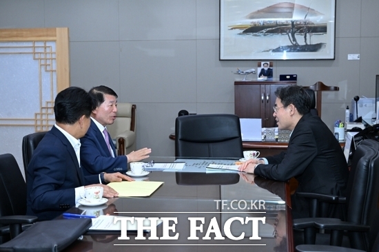 백경현 경기 구리시장(왼쪽 2번째)이 지난 15일 강희업 국토교통부 2차관(오른쪽)을 만나 갈매권역의 광역교통 개선을 위한 GTX-B 갈매역 추가 정차의 조속한 확정을 요청하고 있다. /구리시