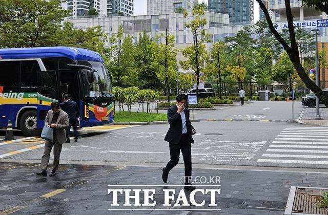 임광현 국세청장이 16일 국세청 국감에서 조세정의를 확고히 정착시키는 공정한 세정을 실현하겠다고 말했다. 국감 관계자들이 국세청에 도착해 국감장으로 이동하는 모습. /세종=박병립 기자