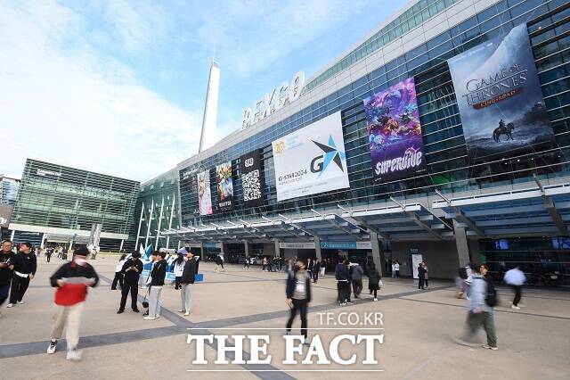 지난해 11월 14일 부산 해운대구 벡스코에서 개최된 지스타 2024 행사장 앞 관람객들이 이동하고 있다. /더팩트 DB