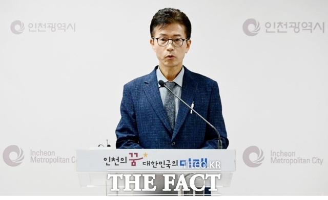 윤백진 시민안전본부장이 16일 시청 브리핑룸에서 시민안전본부 소관 현안에 대해 기자브리핑을 하고 있다./인천시