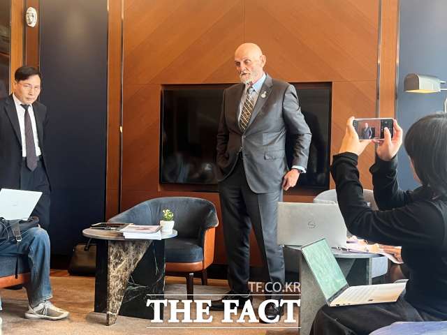 찰스 허만 미국 허만 법률그룹 수석 변호사가 16일 서울 강남 그랜드 인터컨티넨탈 파르나스 호텔에서 기자간담회를 열고 제주항공 참사 유가족 일부를 대리해 항공기 제조업체 보잉을 상대로 소송을 제기한다고 밝혔다. /최의종 기자