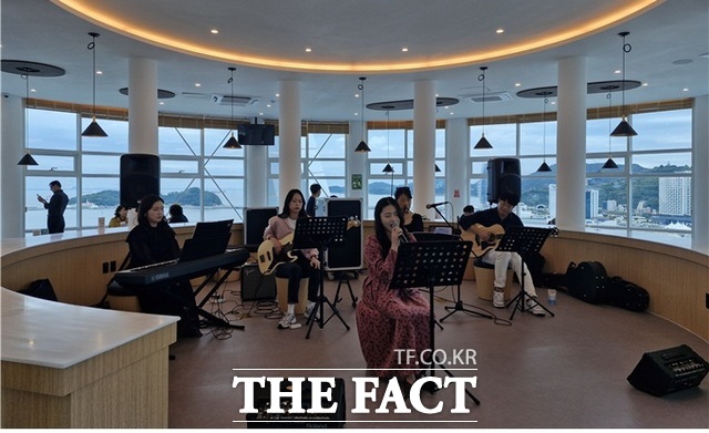 15일 여수세계박람회장에서 여수광양항만공사가 무료 음악 공연을 열고 있다./여수광양항만공사