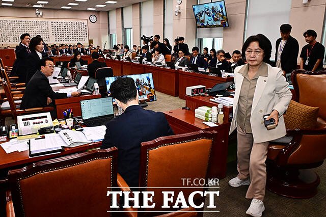 정회를 선포한 뒤 이석하는 추미애 법사위원장.