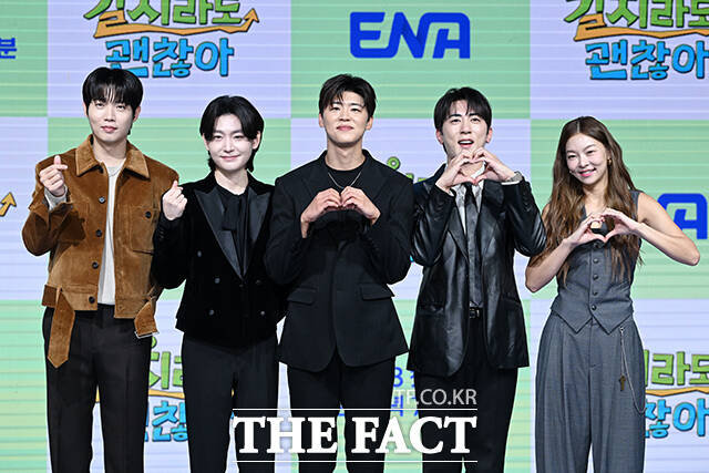 가수 손태진과 김용빈, 박지현, 개그맨 김원훈, 모델 송해나(왼쪽부터)가 16일 오전 서울 마포구 상암DMC푸르지오 S-city 쇼킹케이팝센터에서 열린 ENA 새 예능 길치라도 괜찮아 제작발표회에 참석해 포즈를 취하고 있다. /서예원 기자