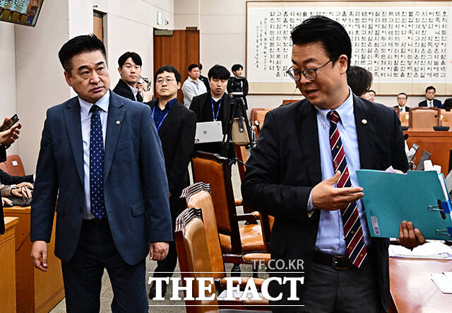 회의장을 나서며 곽규택 국민의힘 의원을 쳐다보는 최혁진 무소속 의원.