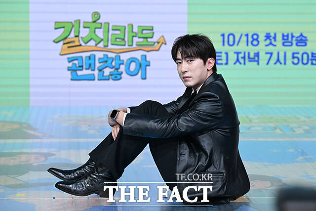 개그맨 김원훈이 16일 오전 서울 마포구 상암DMC푸르지오 S-city 쇼킹케이팝센터에서 열린 ENA 새 예능 길치라도 괜찮아 제작발표회에 참석해 포즈를 취하고 있다. /서예원 기자