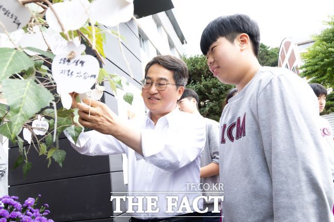 노점 할머니께 비상금을 건넨 선행으로 일약 SNS 화제의 인물로 떠오른 동두천중학교 옥현일 군(사진 오른쪽)이 16일 김동연 경기도지사 표창을 받고 함께 사진 촬영을 하고 있다. /경기도