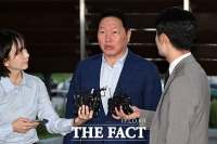 美 출국하는 최태원 