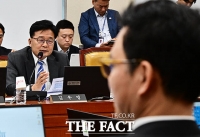  [2025 국감] 김우영·박정훈 문자 공방 끝에…비공개 전환된 과방위 국감