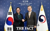  스웨덴 외교장관과 악수 나누는 조현 외교부 장관 [포토]