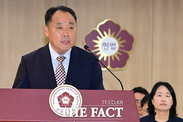 손인혁 헌법재판소 사무처장이 업무보고를 하고 있다.