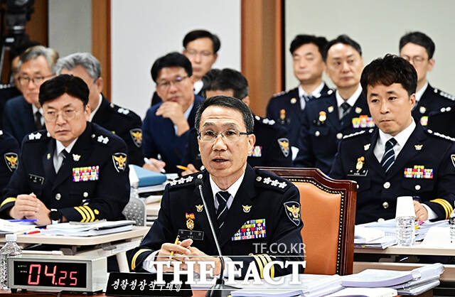 유재성 경찰청장 직무대행(가운데)이 17일 오전 서울 서대문구 경찰청에서 열린 행정안전위원회 국정감사에 출석해 질의에 답변을 하고 있다. /배정한 기자