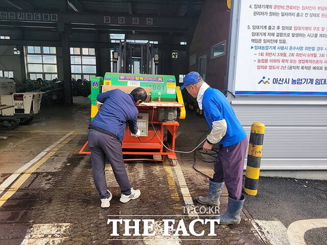 아산시 농업기계 임대사업소에서 임대 농업기계의 안전 사용 수칙을 설명하고 있다. /아산시