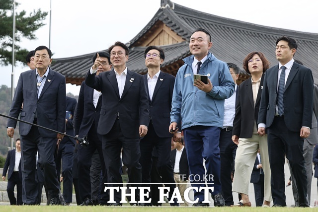 김민석 국무총리는 17일 경주시청에서 아시아태평양경제협력체(APEC) 정상회의 분야별 점검회의를 주재하고, 경주 예술의전당과 화랑마을 등 경제인 행사 준비 현장을 직접 점검했다. /총리실 제공