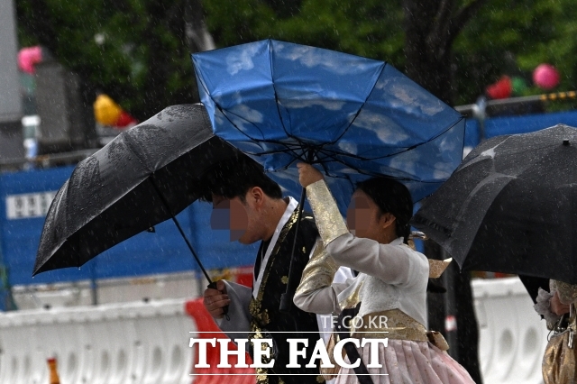 토요일인 18일 전국이 흐린 가운데 대부분 지역에 비가 내린다. 바다 전역에 바람이 세게 불어 최대 4m까지 파도가 높게 일어 선박 운항 안전에 주의해야겠다./ 더팩트DB