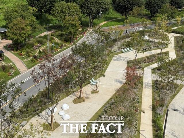 서울 성동구(구청장 정원오)는 17일 중랑천 유휴부지를 활용해 용비쉼터 정원을 조성했다고 밝혔다. 사진은 용비 정원 쉼터./성동구