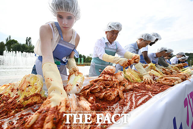 제18회 마포나루 새우젓축제가 17일 오후 서울 마포구 월드컵공원 평화광장 일대에서 열린 가운데 박강수 마포구청장(가운데)이 외국인들과 함께 김치 담그기 체험을 하고 있다. /서예원 기자