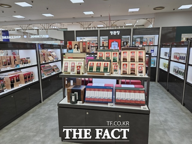 홍삼은 건강기능식품의 대표주자로, 한국의 건강을 상징한다. 사진은 정관장 롯데마트서울역점 매장. /우지수 기자
