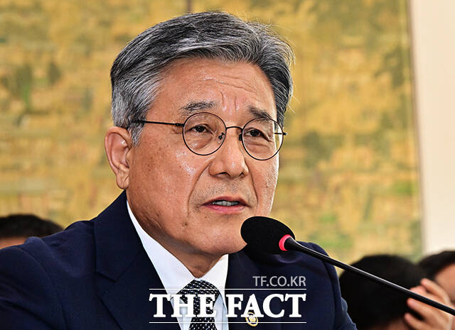 국가유산청이 최근 5년간 특정 업체들로 구성된 컨소시엄에 전체 계약액의 약 20%에 달하는 예산을 발주해 온 사실이 확인됐다. 사진은 지난 16일 여의도 국회 문화체육관광위원회에서 열린 국가유산청에 대한 국정감사에 출석한 허민 국가유산청장. /국회=배정한 기자