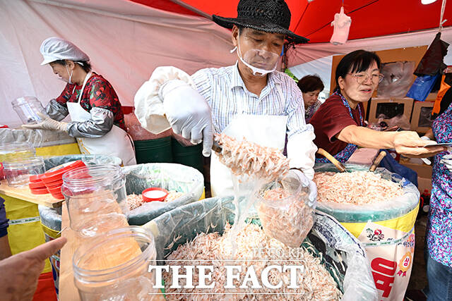 제18회 마포나루 새우젓축제가 17일 오후 서울 마포구 월드컵공원 평화광장 일대에서 열린 가운데 상인이 새우젓을 담고 있다. /서예원 기자