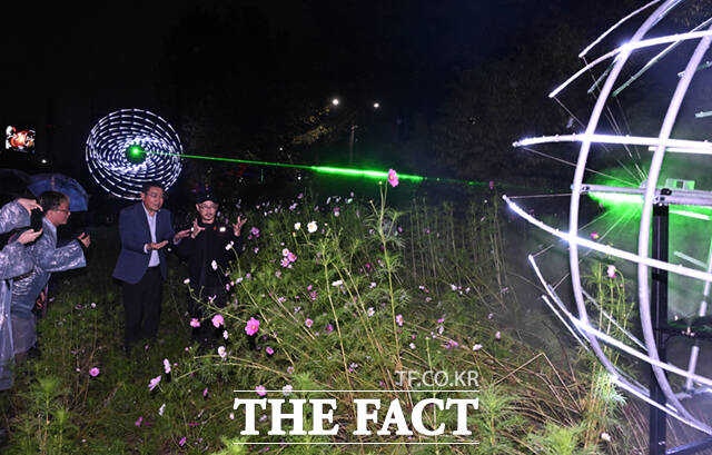 오승록 노원구청장이 17일 오후 서울 노원구 당현천 수변 공간 당현마루에서 열린 2025 노원달빛산책 : 모두의 달 개막점등식에 참석해 대만 UxU Studio가 빛의 고리와 빛의 씨앗을 레이저로 표현한 작품 인피니티 노원(무한노원)을 살펴보고 있다. /이새롬 기자