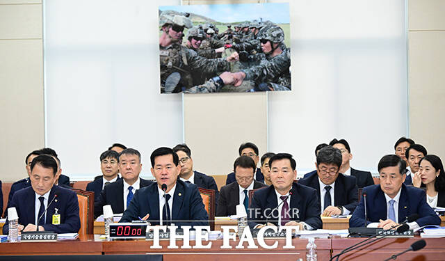 이날 국정감사에 출석한 신상범 국방기술품질원장, 석종건 방위사업청장, 이건완 국방과학연구소장, 김정수 한국국방연구원장(왼쪽부터).