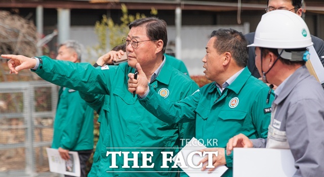 김윤철 합천군수가 재해복구 현장을 살피고 있다. /합천군