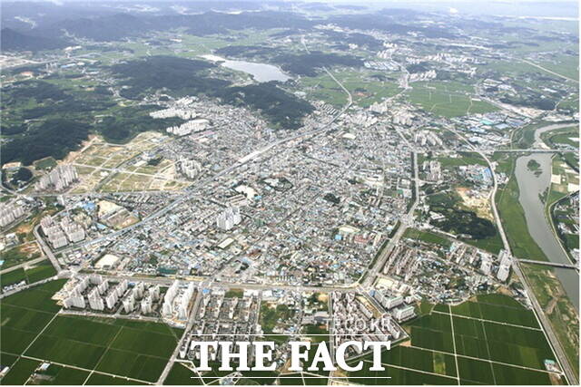 상공에서 내려다본 아산시 전경. 산업과 자연이 어우러진 자족도시의 모습이 담겨 있다. /아산시