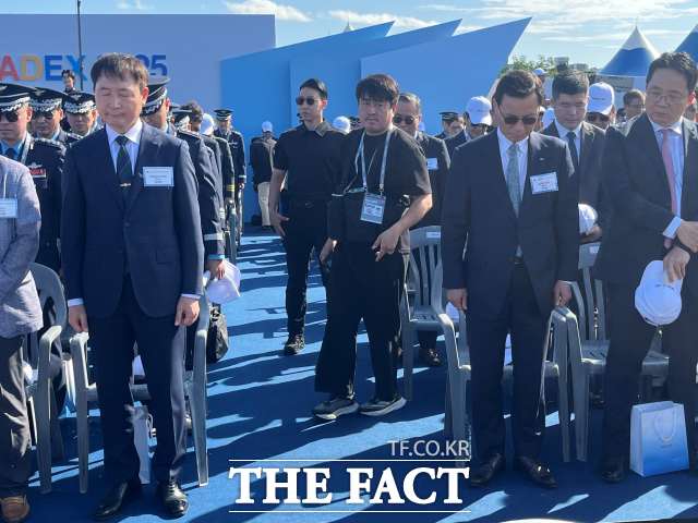 차재병 한국항공우주산업(KAI) 임시 대표(왼쪽)와 신익현 LIG넥스원 대표(오른쪽)가 17일 열린 서울 국제 항공우주 및 방위산업 전시회 2025(서울 ADEX 2025) 개막식에서 순국선열에 대한 묵념을 하는 모습. /최의종 기자